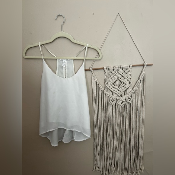 White top - Picture 2 of 4